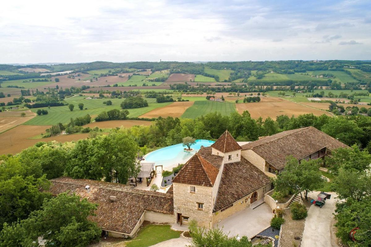Piscine de l'établissement Le Belvédère Hotel et Bien être ou située à proximité