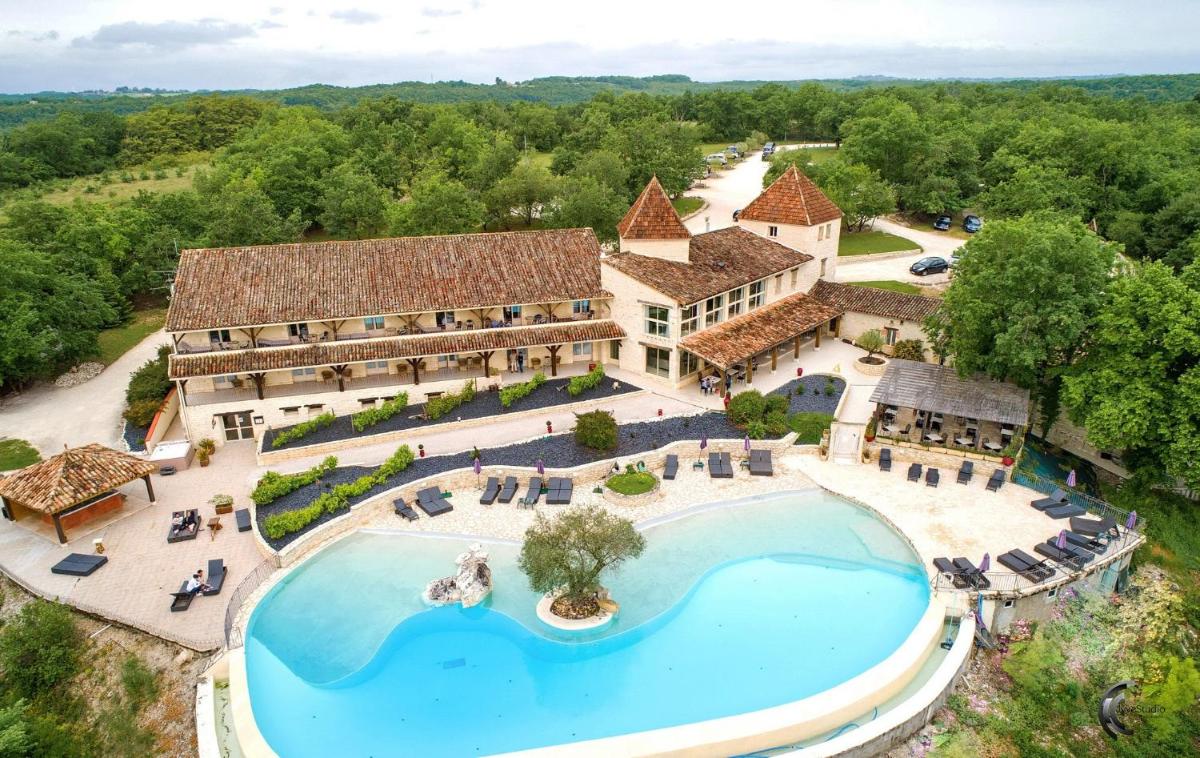 Piscine de l'établissement Le Belvédère Hotel et Bien être ou située à proximité