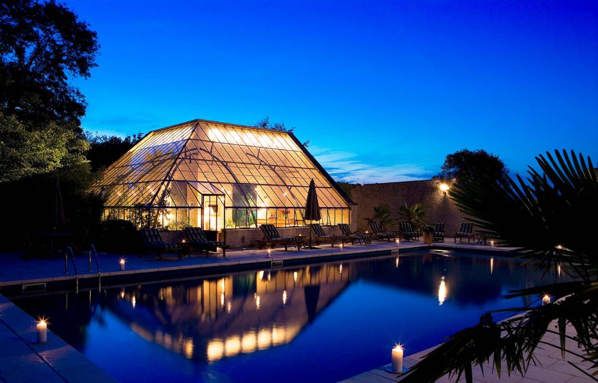 Piscine de l'établissement Chateau La Cheneviere ou située à proximité