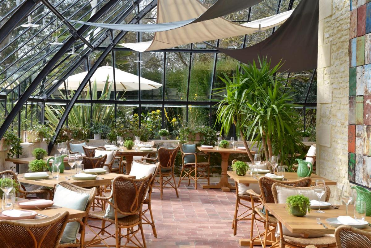 Restaurant ou autre lieu de restauration dans l'établissement Chateau La Cheneviere