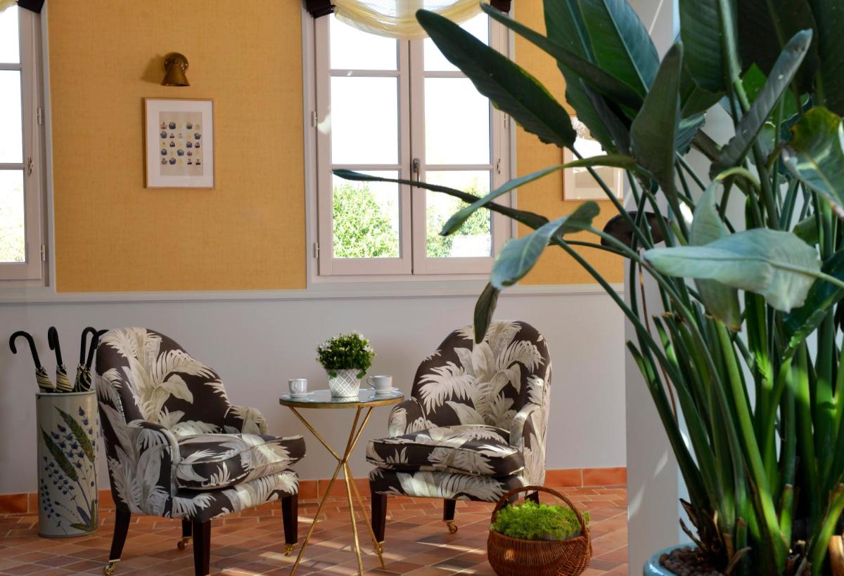 Coin salon dans l'établissement Chateau La Cheneviere