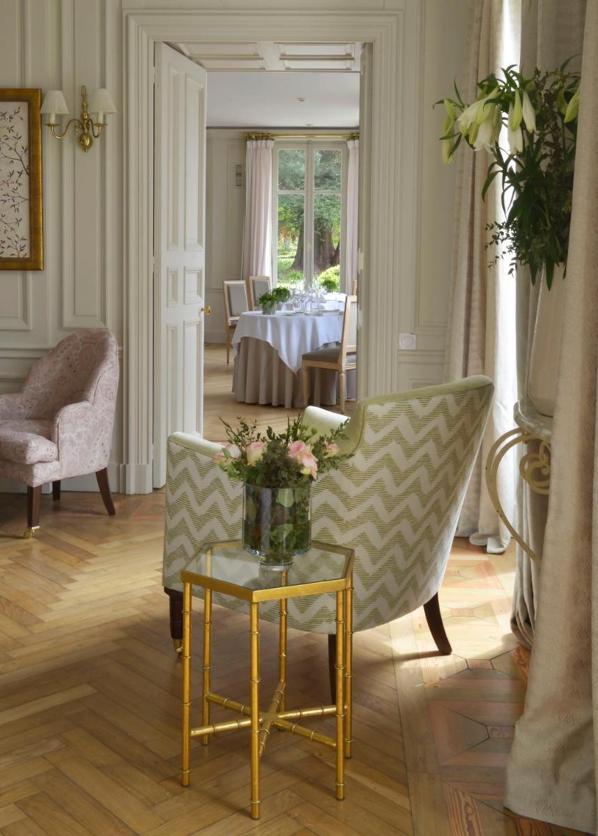 Coin salon dans l'établissement Chateau La Cheneviere