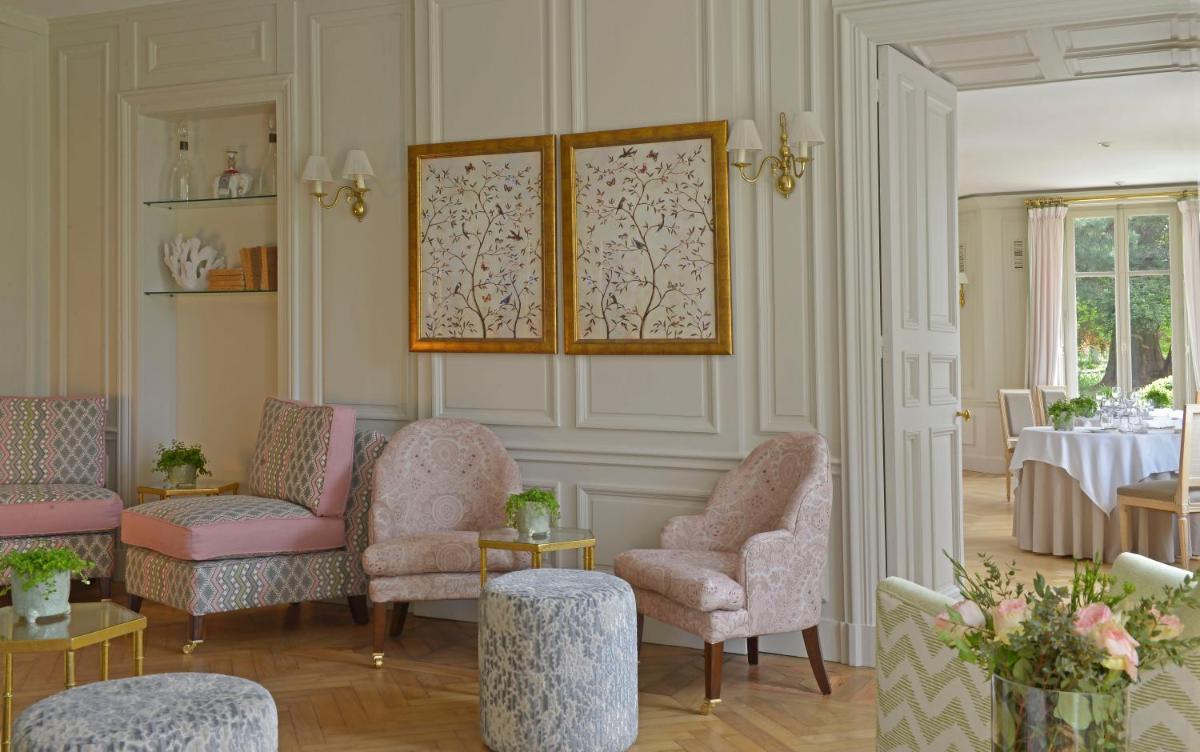 Coin salon dans l'établissement Chateau La Cheneviere