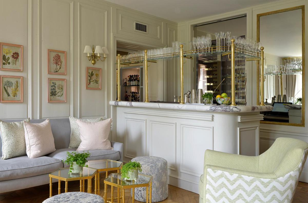 Coin salon dans l'établissement Chateau La Cheneviere