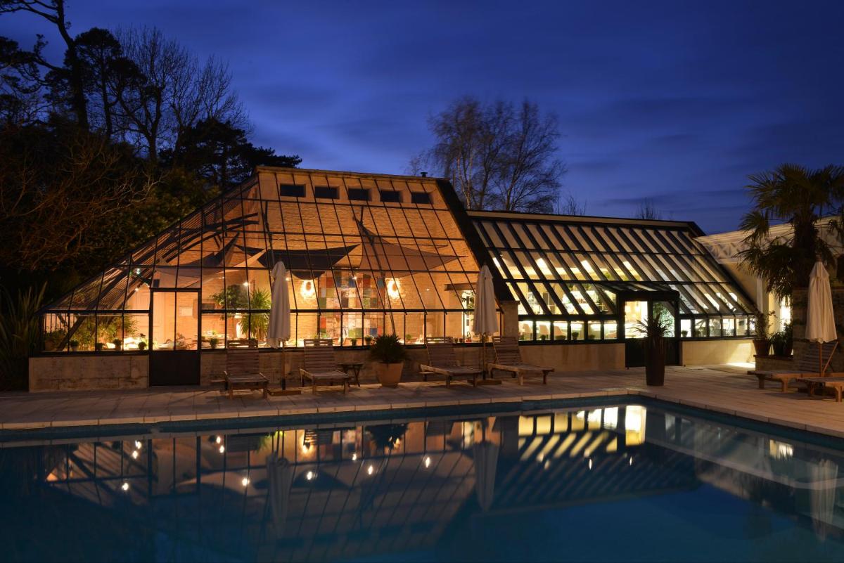 Piscine de l'établissement Chateau La Cheneviere ou située à proximité