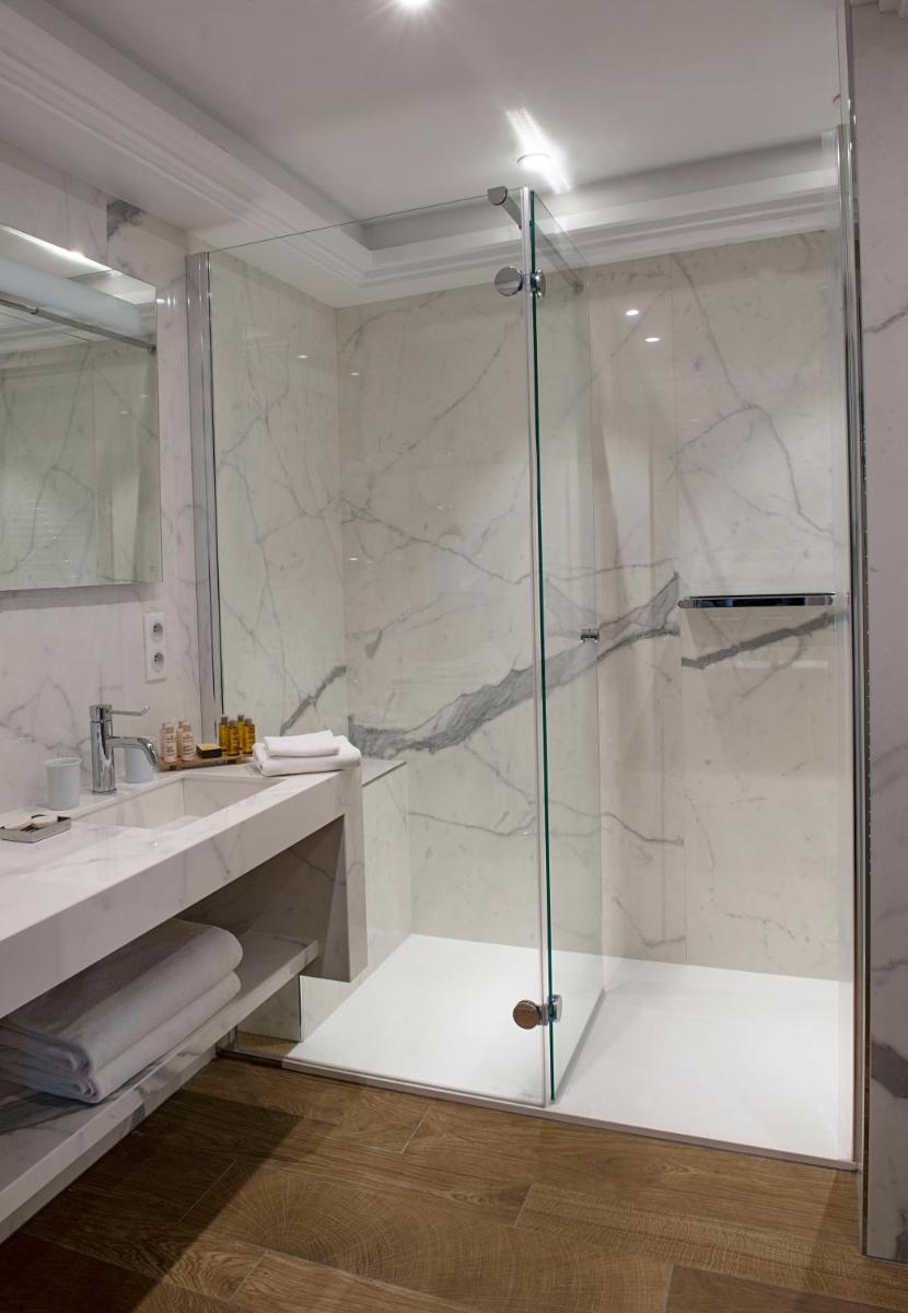 Salle de bains dans l'établissement Chateau La Cheneviere