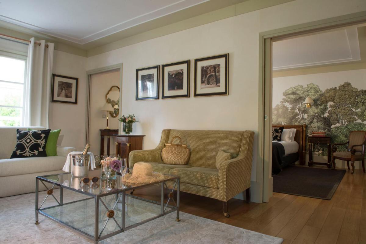 Coin salon dans l'établissement Chateau La Cheneviere
