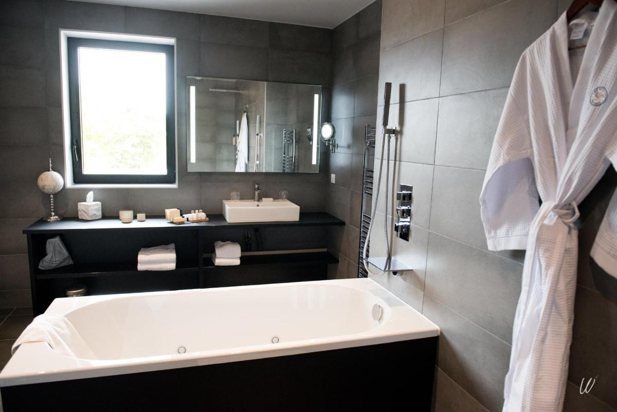 Salle de bains dans l'établissement Armes de Champagne