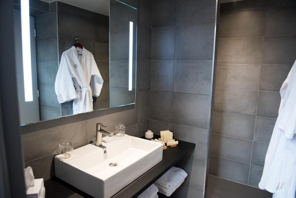 Salle de bains dans l'établissement Armes de Champagne