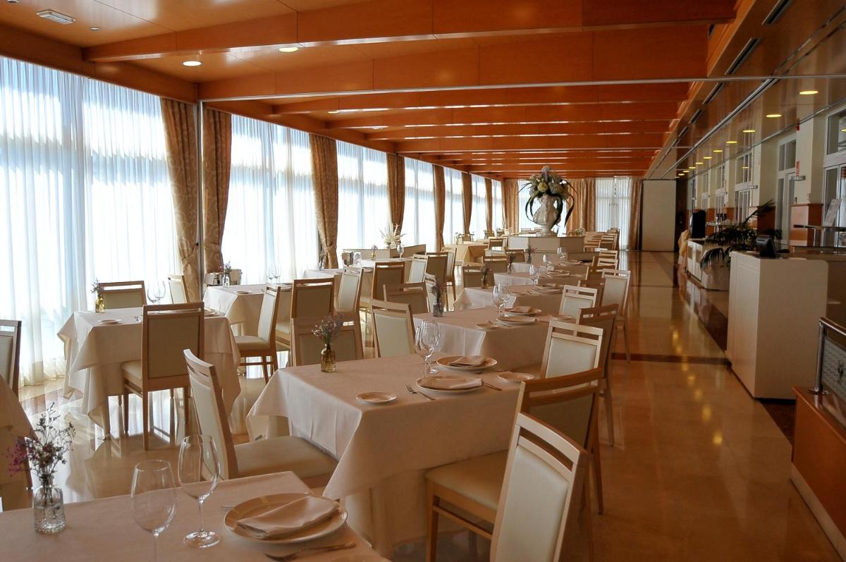 Un restaurante o sitio para comer en Eurostars Louxo Talaso