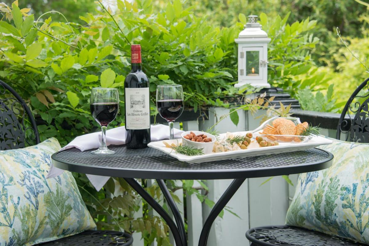 White Doe Inn Bed & Breakfast - Housity