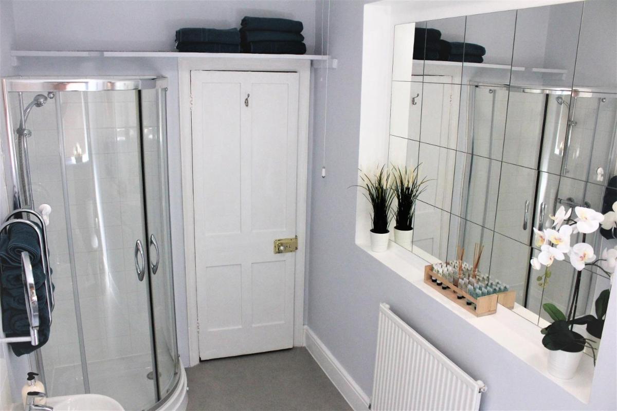 Golf Club House FREE MULTI SPACE PARKING - Housity