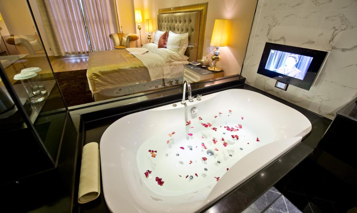The Royal Pinnacle Hotel - Housity