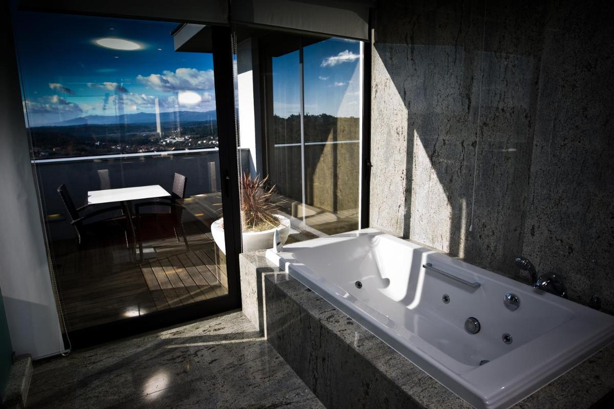 Uma casa de banho em Montebelo Viseu Congress Hotel & Spa