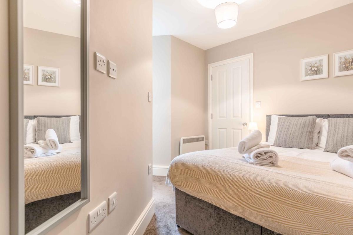 Modern apartment within short walk of The Castle, High Street and Long Walk - FREE PARKING - Housity