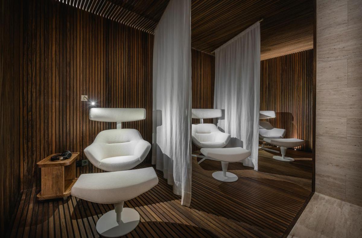 una fila de aseos blancos en una habitación en Rosewood Villa Magna, en Madrid 62 fotos más