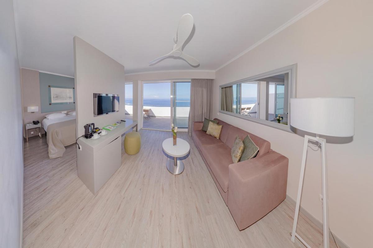Uma televisão e/ou sistema de entretenimento em Hotel Orca Praia
