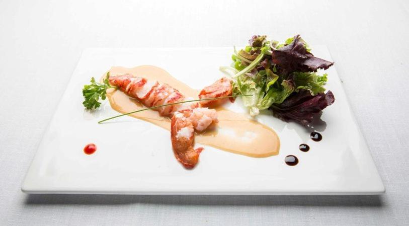 Comida en o cerca de este hotel