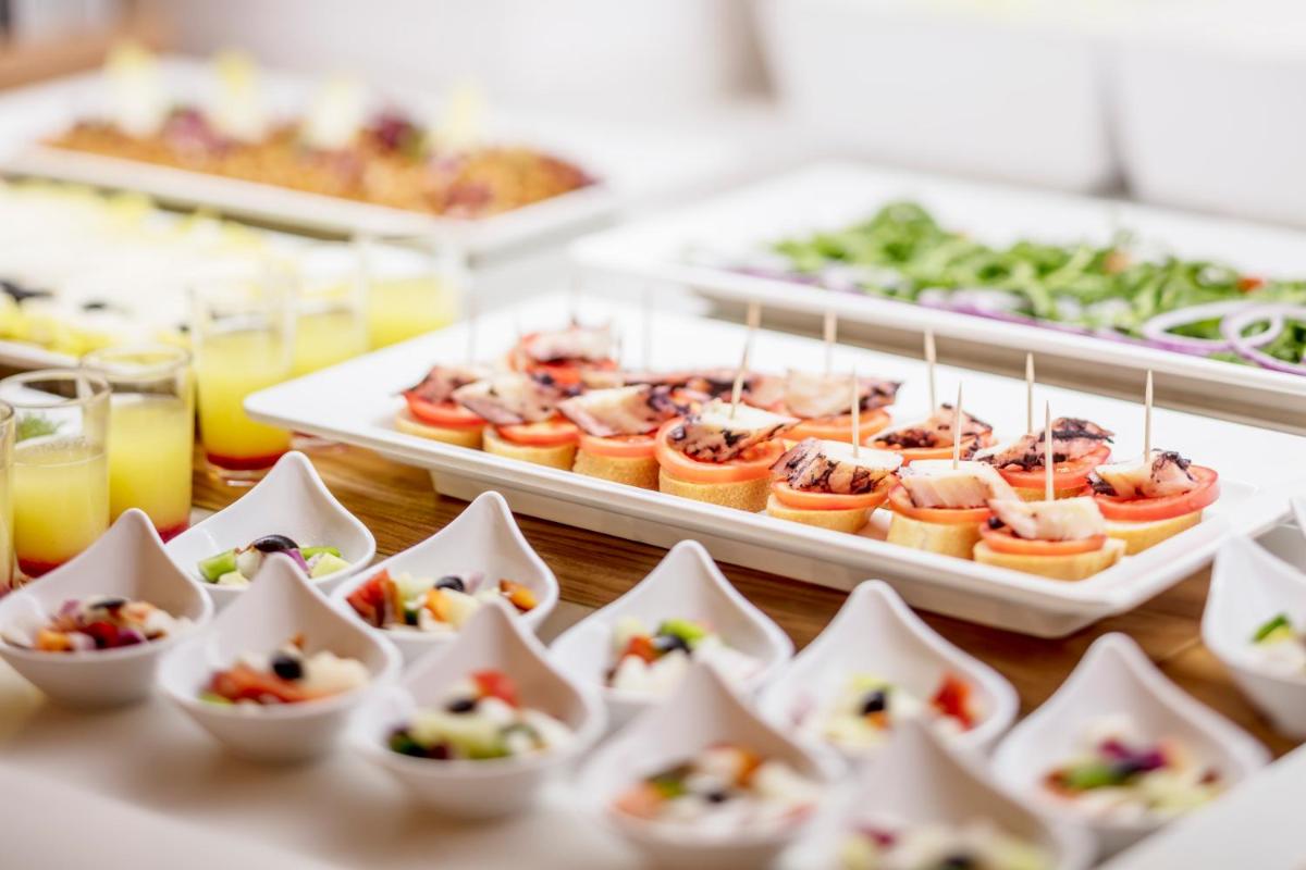 Comida en o cerca de este hotel