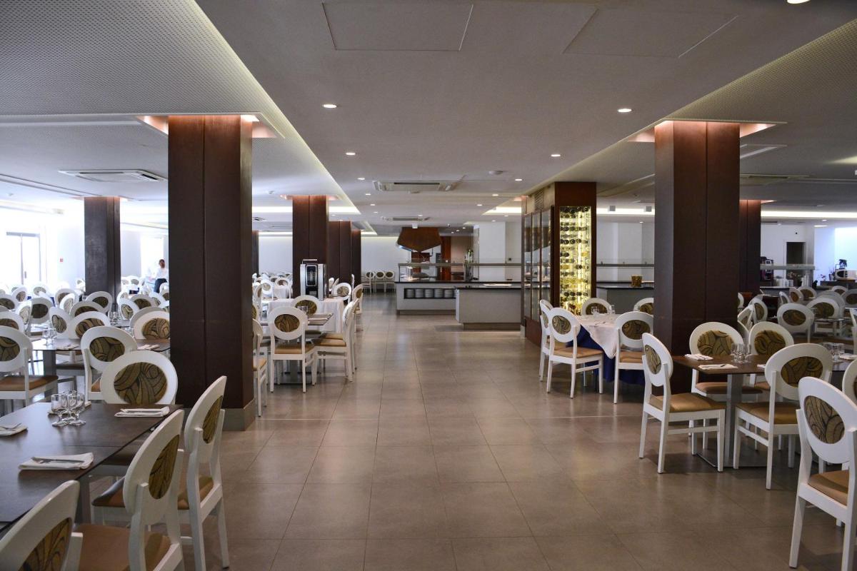Un restaurante o sitio para comer en Don Angel & SPA & Padel- Adults Recommended