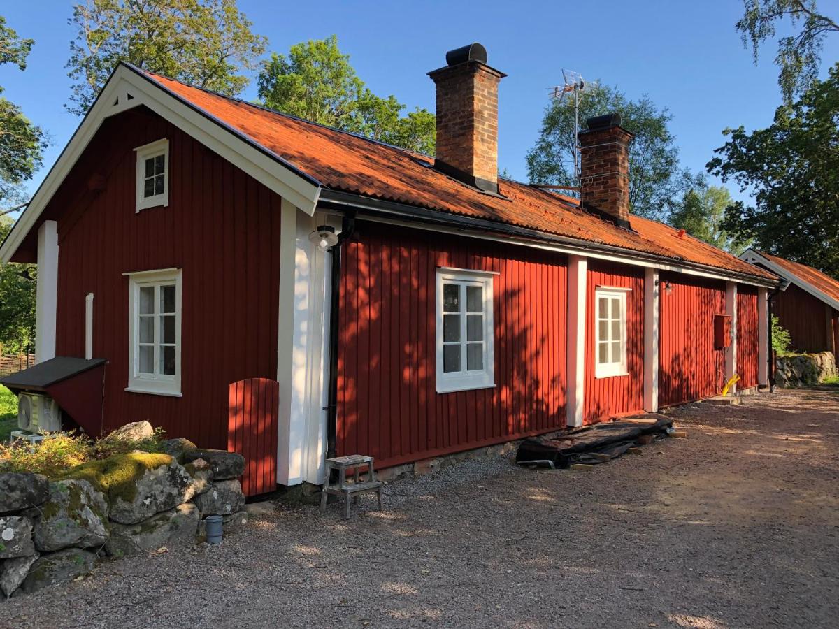 Nedanby | Cottage | Idyllic location | Porch | Grill - Housity