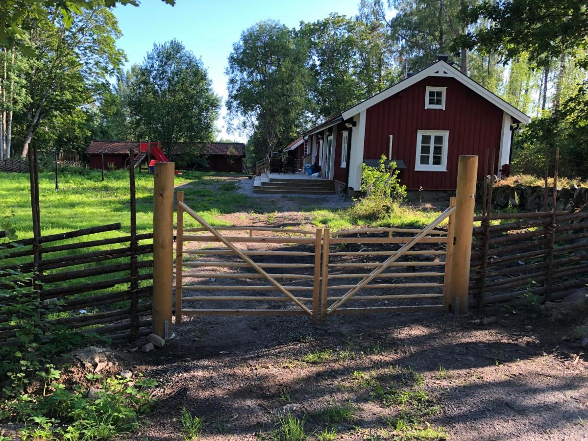 Nedanby | Cottage | Idyllic location | Porch | Grill - Housity