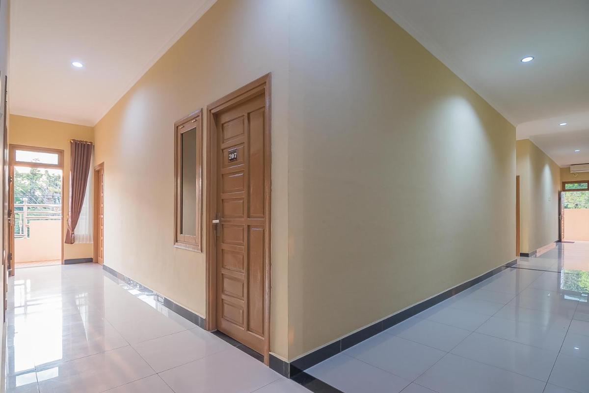 RedDoorz Plus near Syamsudin Noor Airport 3 - Housity