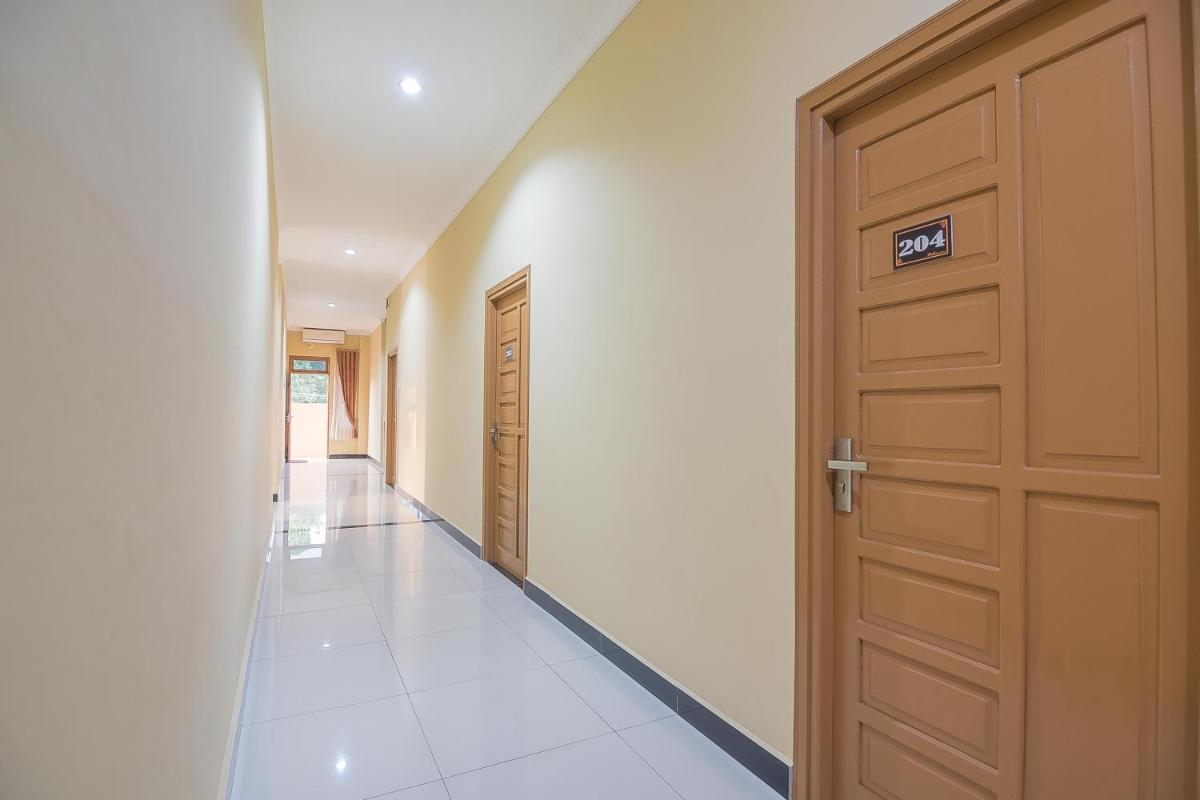 RedDoorz Plus near Syamsudin Noor Airport 3 - Housity