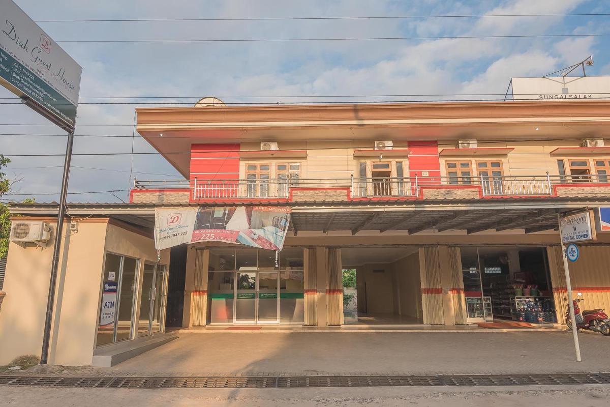 RedDoorz Plus near Syamsudin Noor Airport 3 - Housity