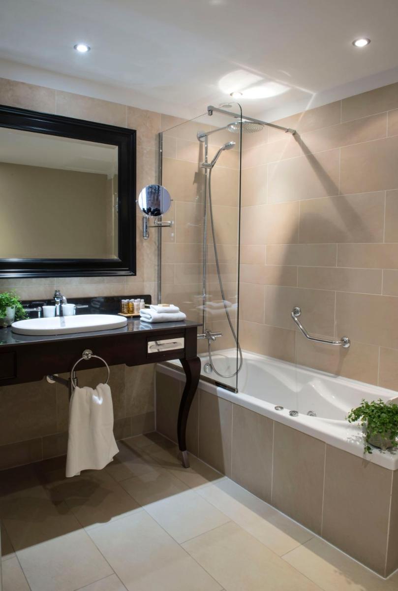 Salle de bains dans l'établissement Chateau La Cheneviere