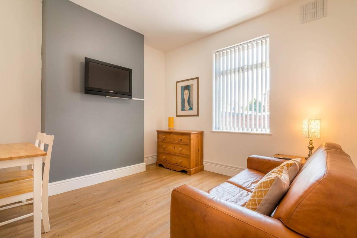 PLATFORM Port Area Apartment 1 with Free Street Parking - Housity