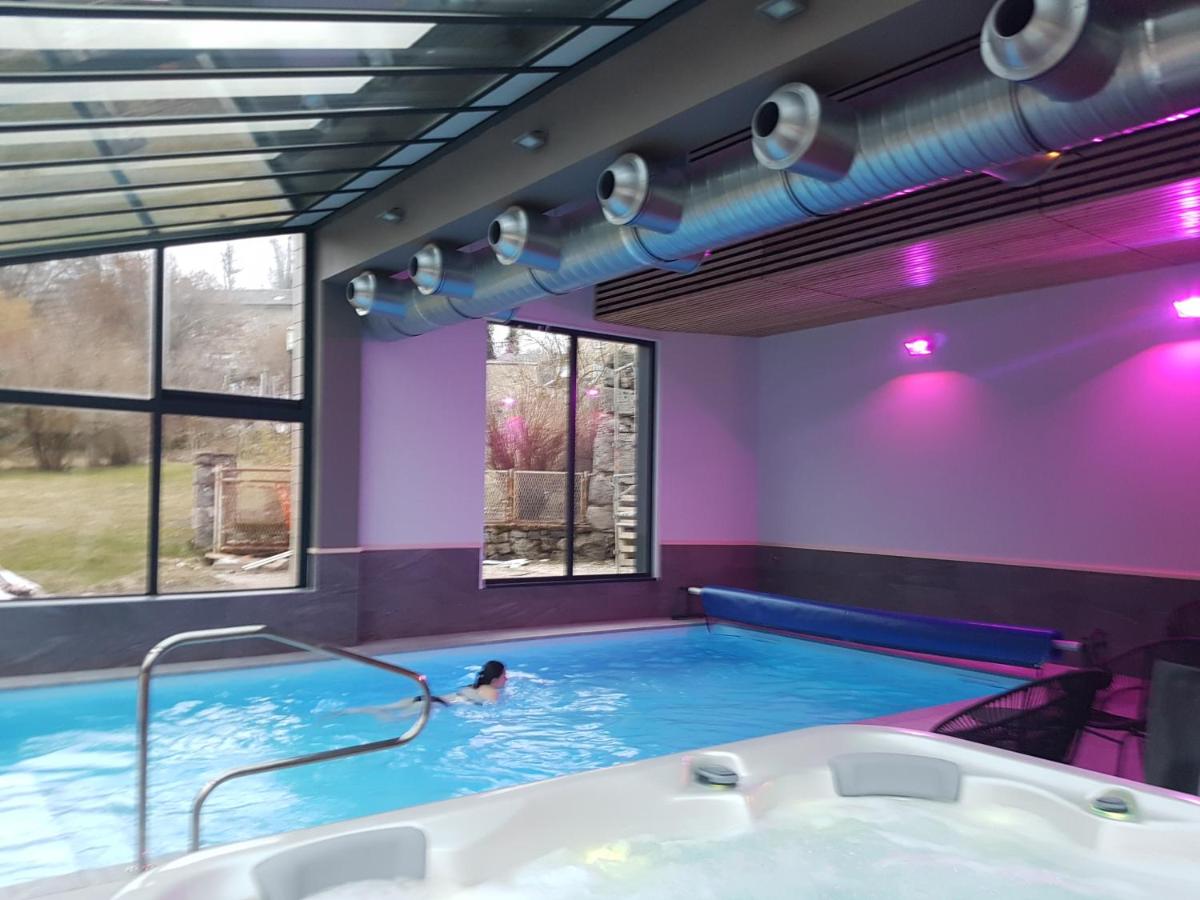 Piscine de l'établissement Logis SPA Hotel Restaurant De La Poste ou située à proximité