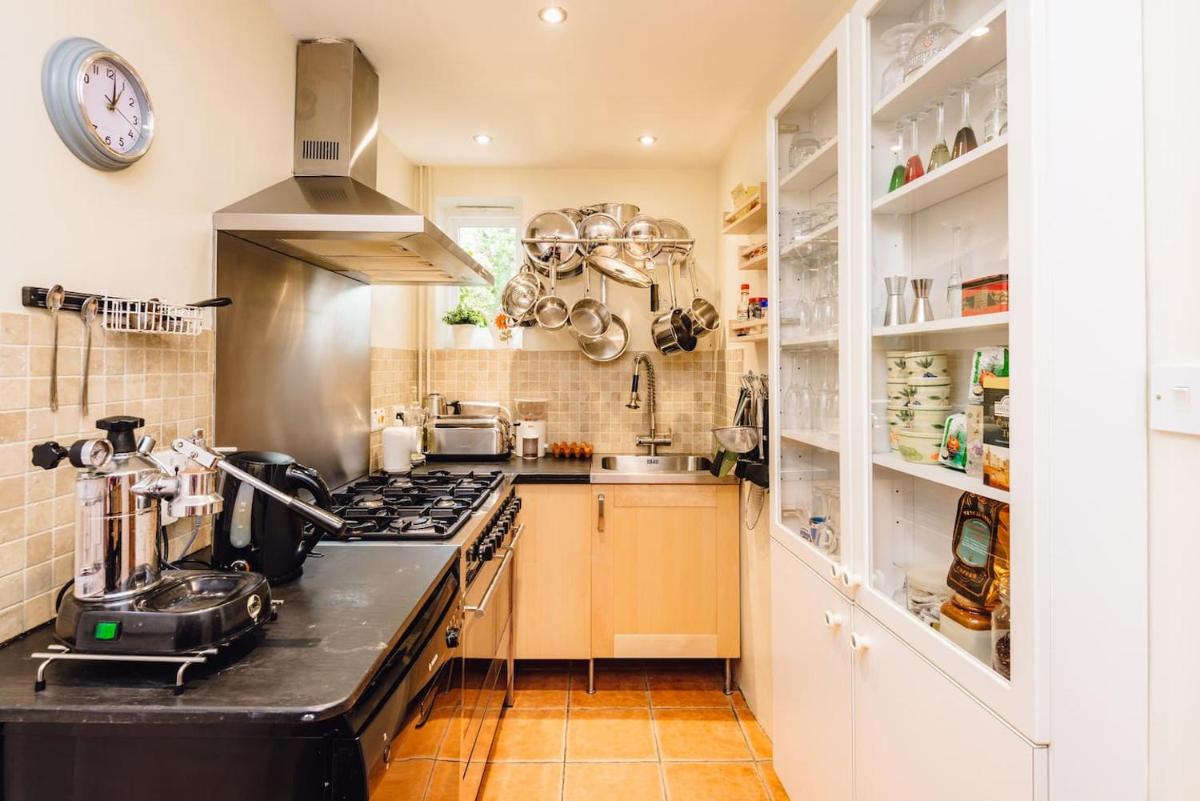 Mid-Wales Farmhouse, swimming pool, tranquil countryside views, sleeps 14 - Housity