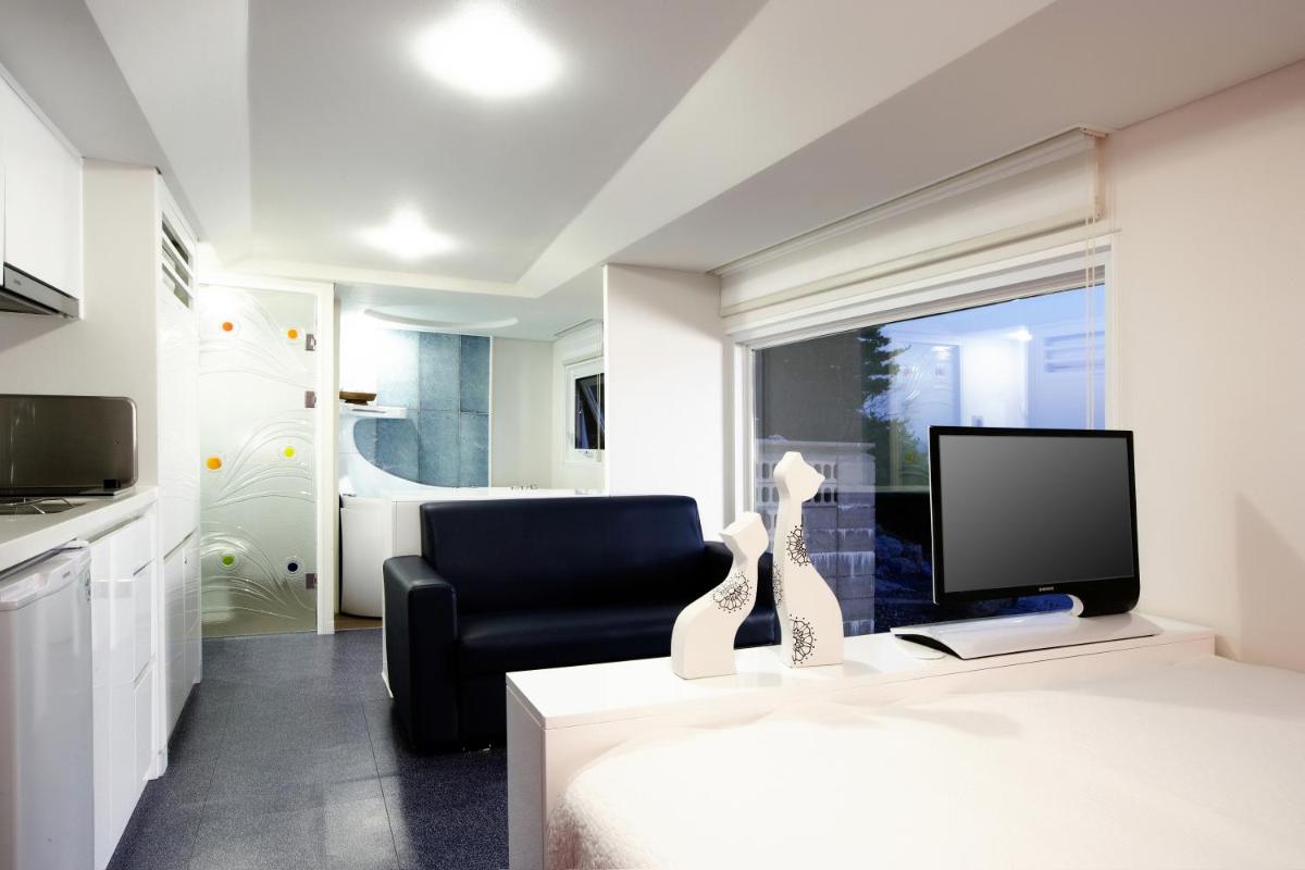 Tropical Dream Spa Caravan - Housity