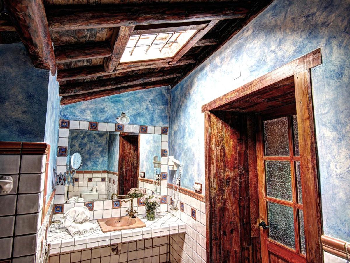 Un baño con bañera, lavabo y espejo. en Hotel Rural San Miguel - Only Adults, en San Miguel de Abona