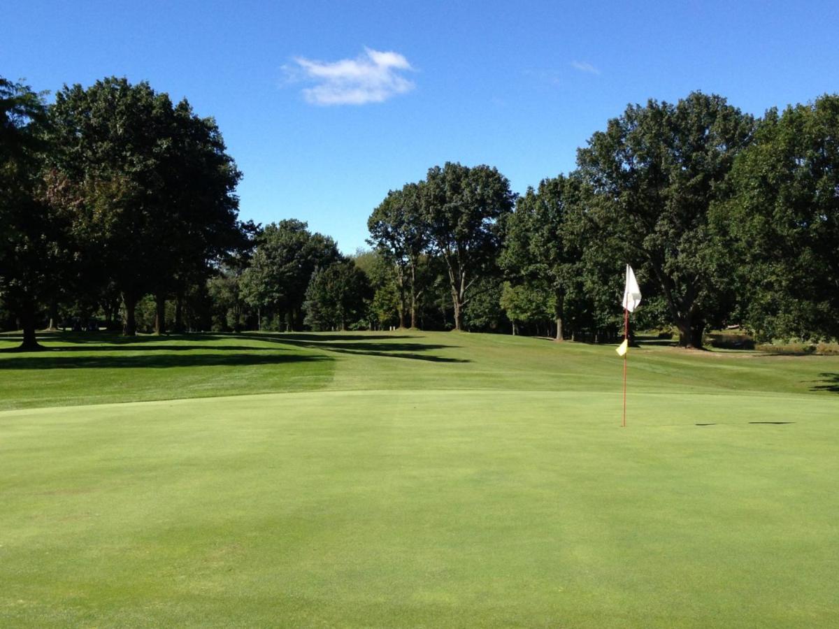 Golf Club House FREE MULTI SPACE PARKING - Housity