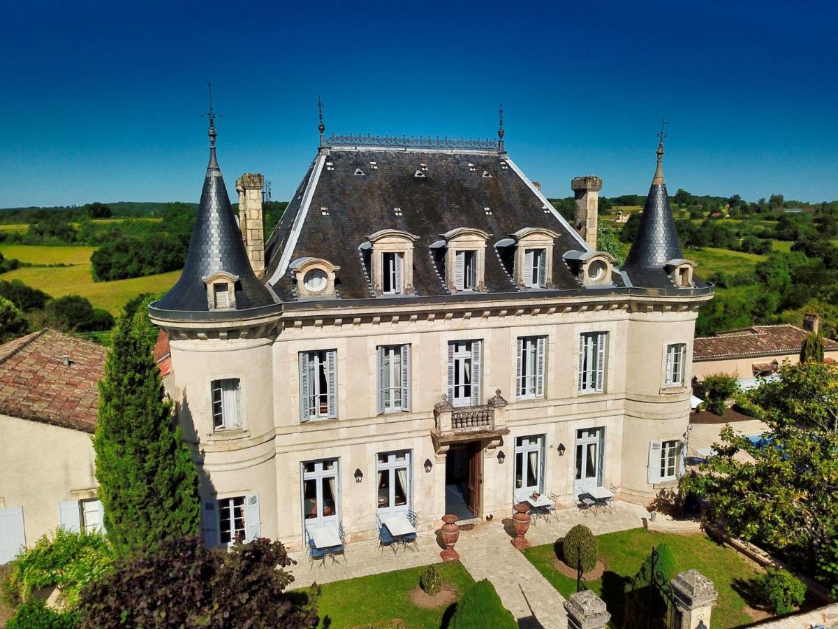 une vieille maison avec une tourelle au sommet dans l'établissement Château Hôtel Edward 1er, à Monpazier