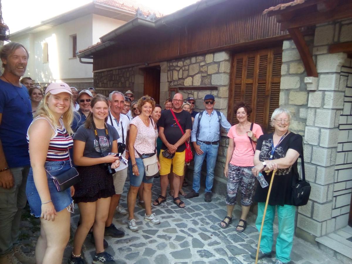 To Patriko Tou Saranti - Housity