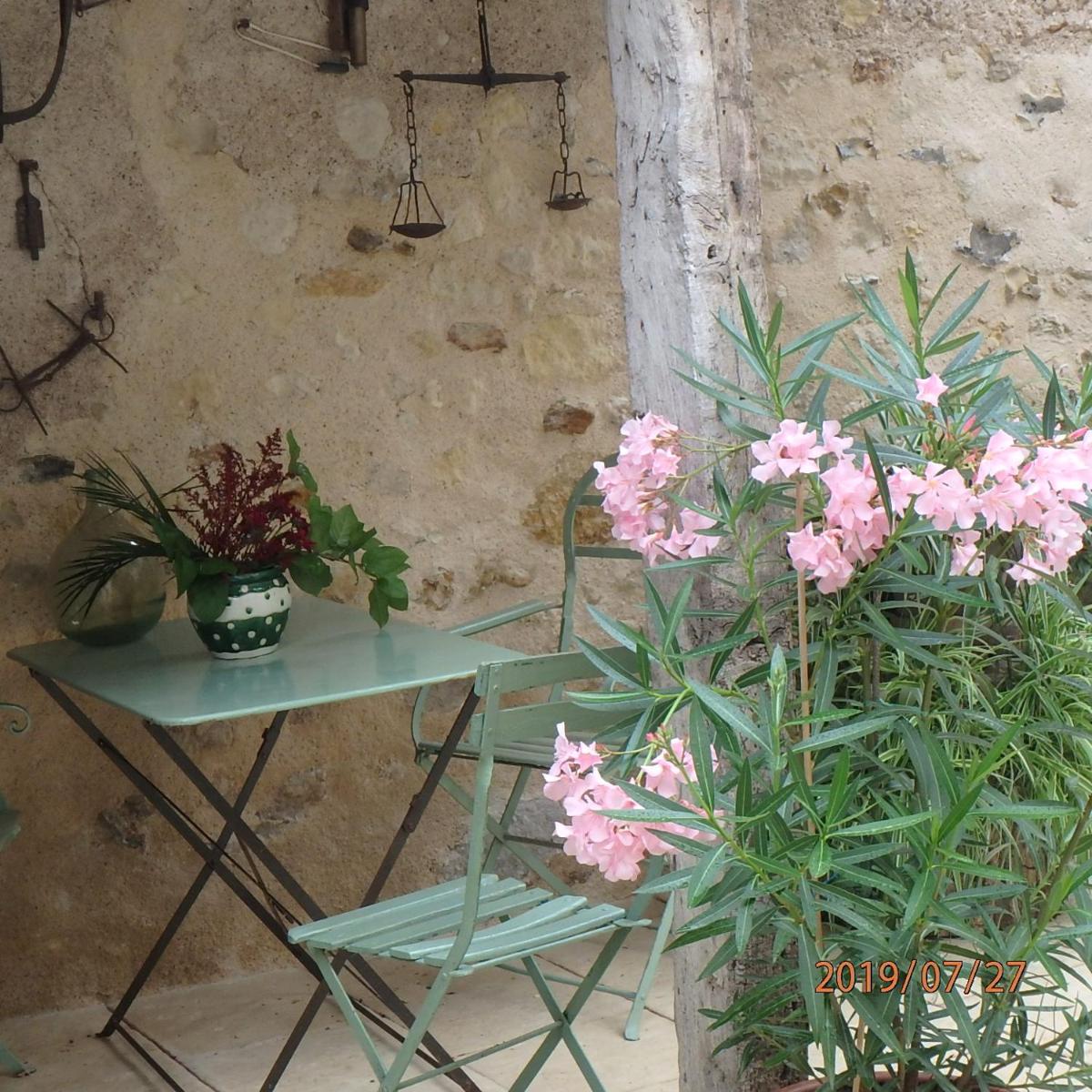 La Pierre qui Parle - Housity