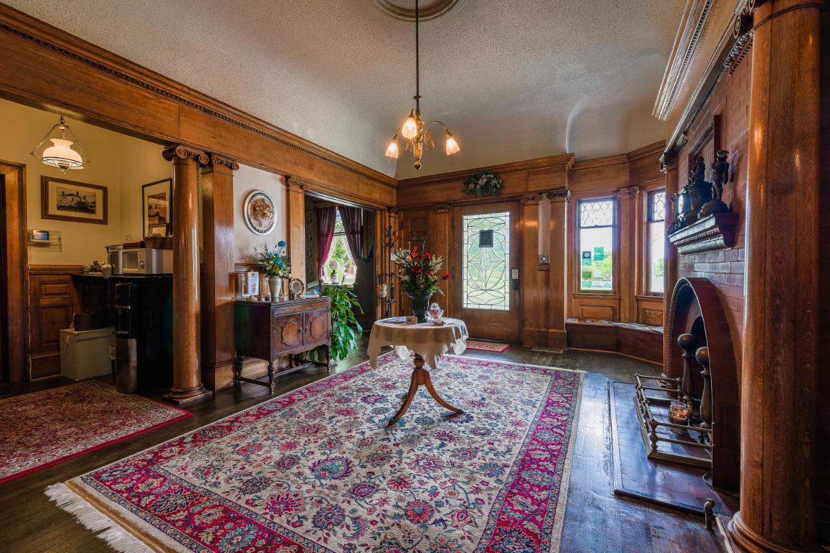 Simmons-Bond Inn Bed & Breakfast - Housity