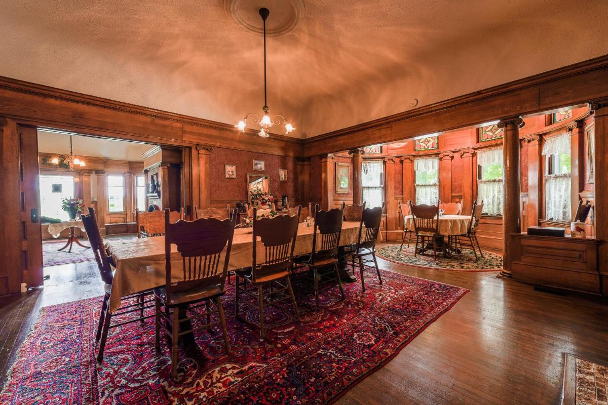Simmons-Bond Inn Bed & Breakfast - Housity