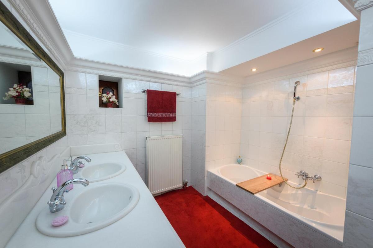 Nikol's Elegant Mansion with Pool! - Housity