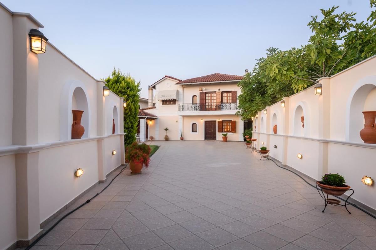 Nikol's Elegant Mansion with Pool! - Housity