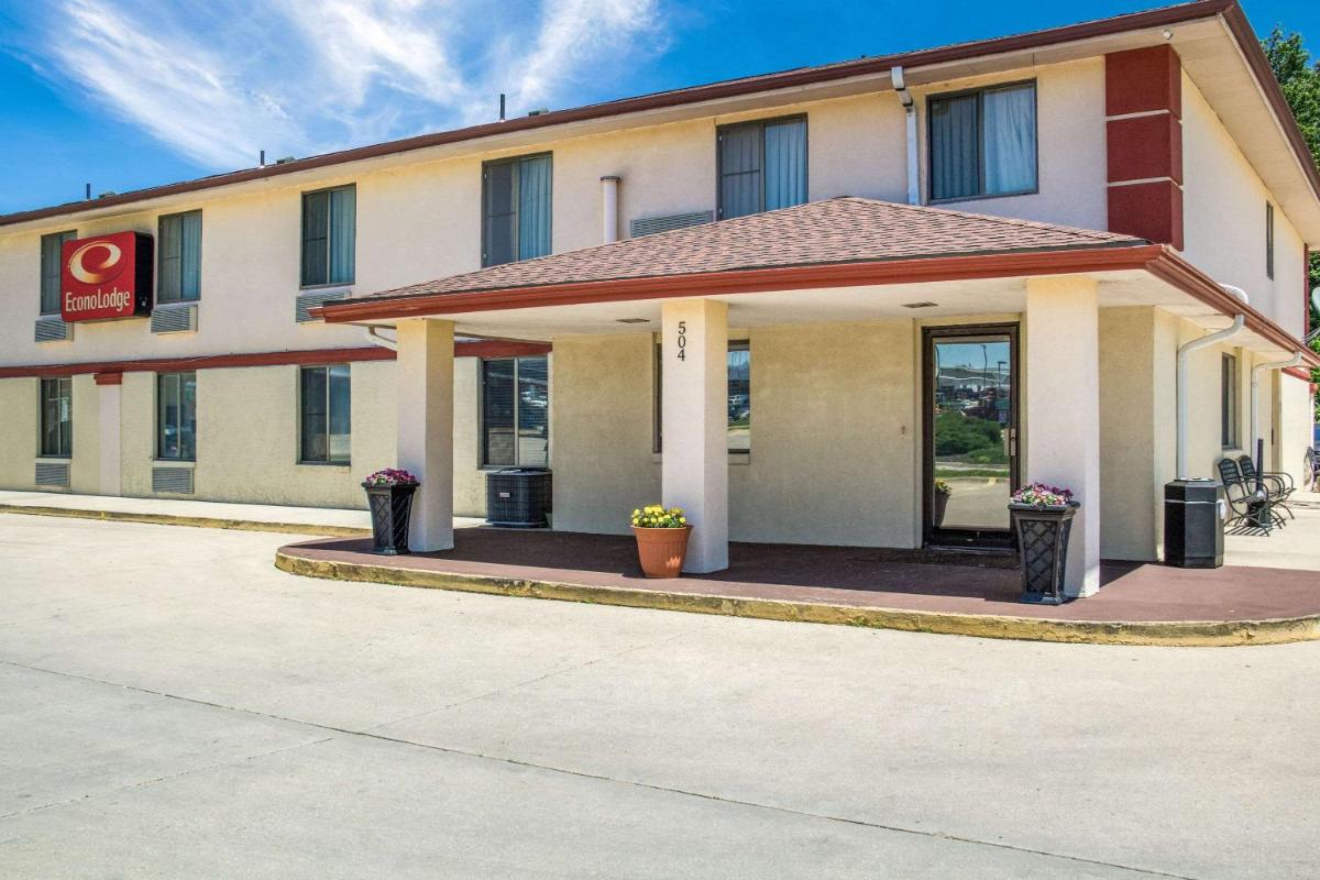 Econo Lodge Lansing - Leavenworth - Housity