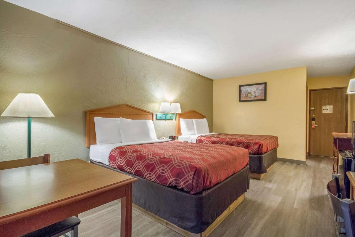 Econo Lodge Lansing - Leavenworth - Housity