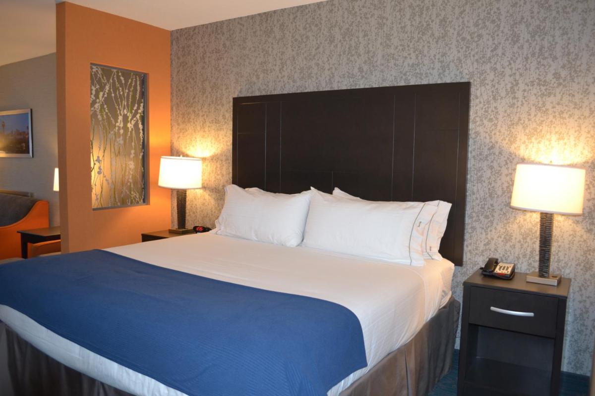 Holiday Inn Express Hotel & Suites Knoxville, an IHG Hotel - Housity