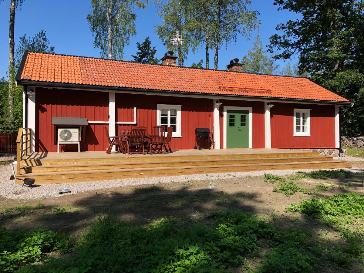 Nedanby | Cottage | Idyllic location | Porch | Grill - Housity