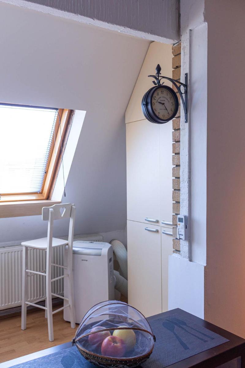 Apartman "Soba Sa Pogledom" - Housity
