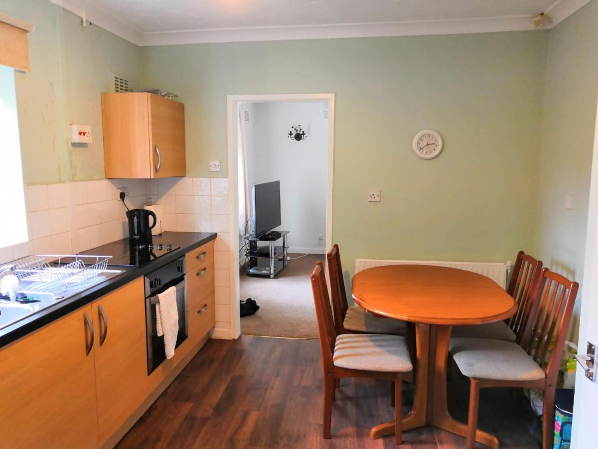 Spacious semi detached house - Housity