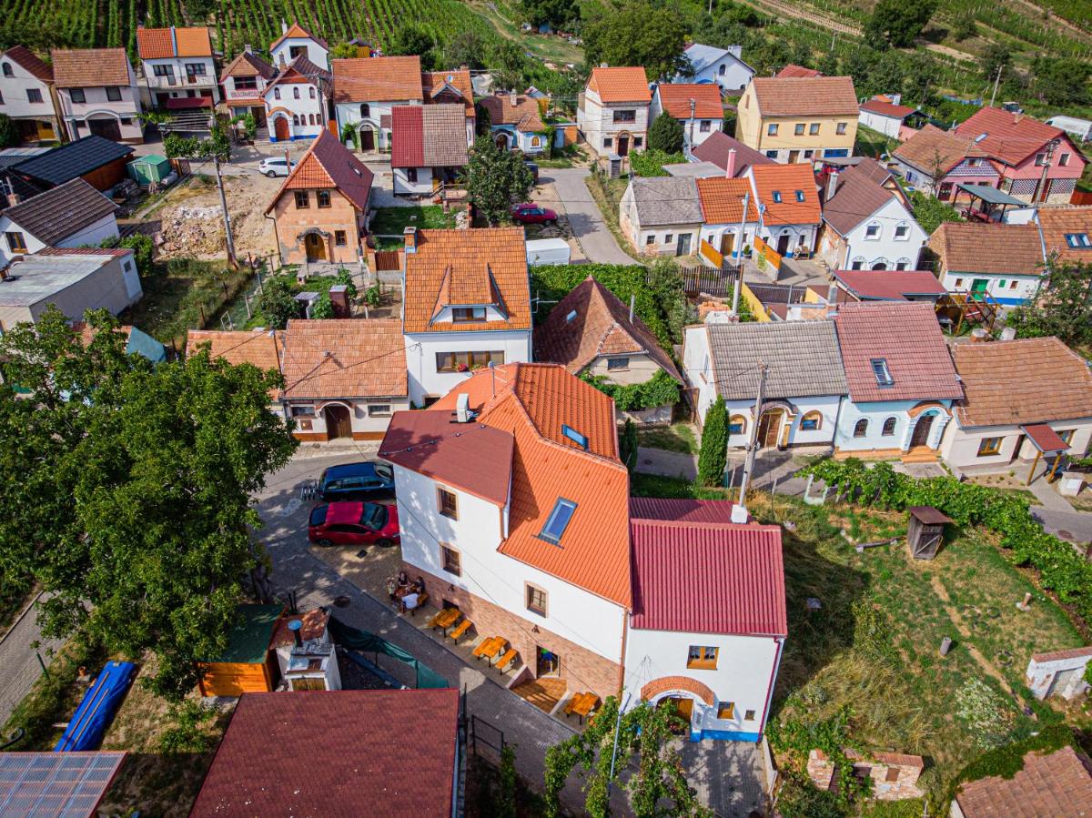 Penzion Šarlota & Vinařství Vítek Josef - Housity